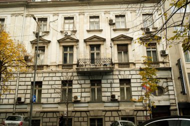 Belgrad, Sırbistan - 2 Aralık 2023: Kentteki Skadarlija mahallesindeki bir binanın gündüz fotoğrafı