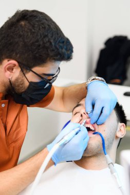 Uzman diş beyazlatma prosedürü devam ediyor