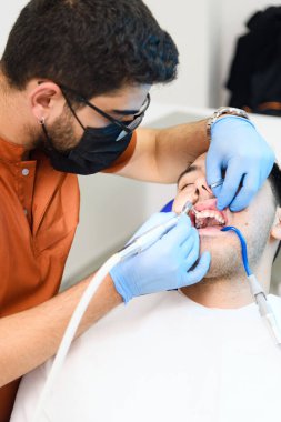 Uzman diş beyazlatma prosedürü devam ediyor