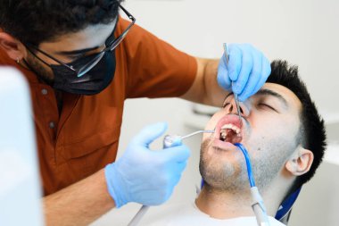 Uzman diş beyazlatma prosedürü devam ediyor