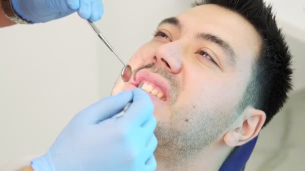 Vídeo Cerca Del Examen Dental Paciente Masculino — Vídeos de Stock