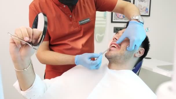 Een Patiënt Bespreekt Tandheelkundige Problemen Met Behulp Van Een Spiegel — Stockvideo