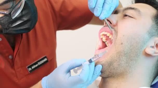 Nahaufnahme Eines Zahnarztes Der Einem Männlichen Patienten Eine Narkoseinjektion Verabreicht — Stockvideo
