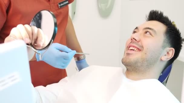 Paciente Discute Las Preocupaciones Dentales Usando Espejo Durante Examen Dental — Vídeos de Stock