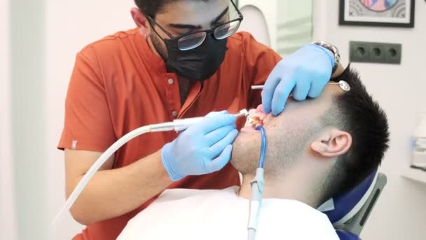Dentista Esegue Una Procedura Sbiancamento Dei Denti Paziente Maschio — Video Stock