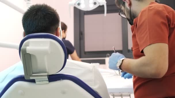 Paciente Comunica Sus Problemas Dentales Dentista Durante Examen — Vídeos de Stock
