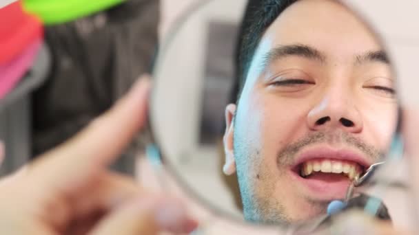 Пациент Осматривает Свою Улыбку Зеркале Время Стоматологического Осмотра — стоковое видео