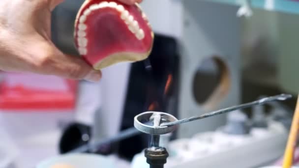 Крупним Планом Погляньте Процес Теплового Скульптури Стоматологічному Виробництві — стокове відео