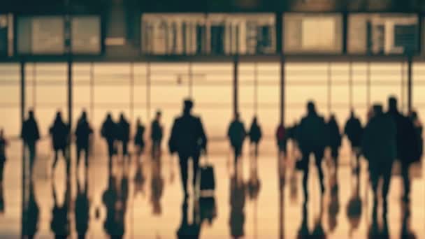 Ein Verschwommenes Video Fängt Die Geschäftigen Silhouetten Von Reisenden Mit — Stockvideo