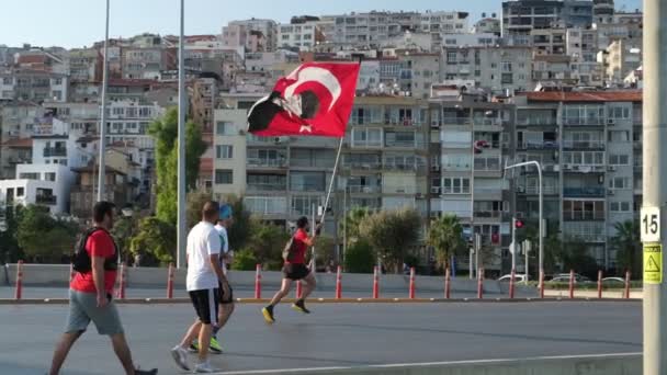 이즈미르 2023년 10일 참가자는 이즈미르에서 마라톤에서 아타튀르크로 장식된 깃발로 달립니다 — 비디오