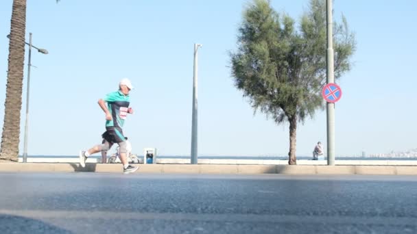 トルコのイズミル 2023年9月10日 競争のスリルは イズミルの風光明媚な海岸線に設定された9月9日のハーフマラソンの間 ランナーズフィートのスローモーションで閉じ込められています — ストック動画