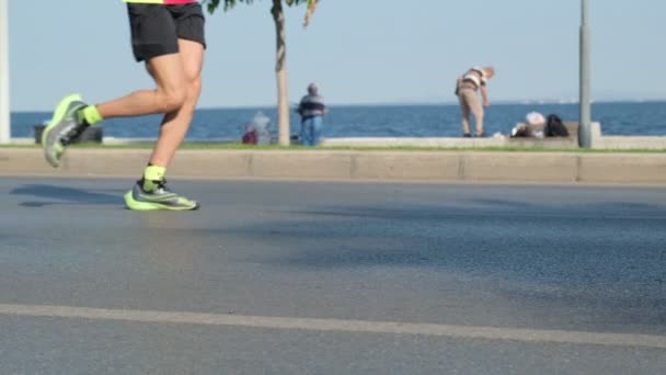 土耳其伊兹密尔 2023年9月10日 在一年一度的9月9日半程马拉松赛期间 在伊兹密尔风景秀丽的海岸线上 赛跑选手的脚步声慢动作的特写抓住了比赛的激情 — 图库视频影像