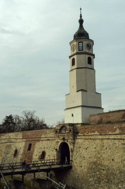 Belgrad, Sırbistan - Kalemegdan Parkı 'ndaki tarihi saat kulesinin bulutlu bir gökyüzüne bakışı.