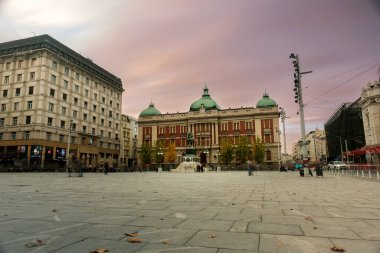 Belgrad, Sırbistan - 2 Aralık 2023: Sırbistan Ulusal Müzesi 'nde sakin bir akşam yaşanırken, kültür arkaplanına karşı canlı şehir yaşamını vurguluyor