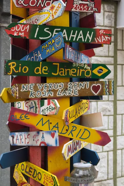 Vibrant Display Handmade Signs Pointing Various Global Destinations Symbolizing Travel — Stock Photo, Image