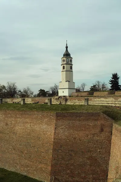 塞尔维亚贝尔格莱德 面对乌云密布的天空 Kalemegdan公园历史性的钟楼景观 — 图库照片
