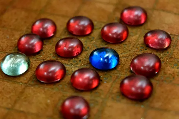 빨간색 사이에 하나의 스탠드 블루와 활기찬 유리의 클로즈업 게임에서 독특한 스톡 사진