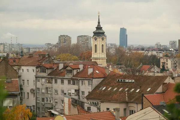 ベオグラード セルビア 12月 2023 オーバーキャストスキーは 歴史地区に織り込まれています 著名な教会のスパイアと屋上タペストリー 古いベオグラードの本質をカプセル化 ストックフォト