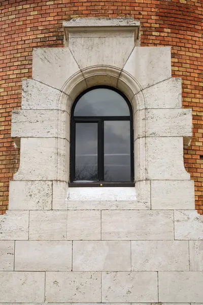 베오그라드 세르비아 2023 벽돌과 혼합을 보여주는 타워에 창문의 클로즈업 스톡 사진