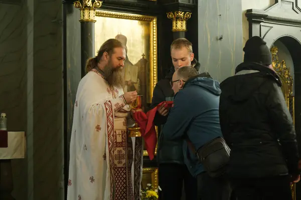 베오그라드 세르비아 2023년 12월 사제가 거룩한 순교자 디미트리크 솔룬스키 교회에서 스톡 사진
