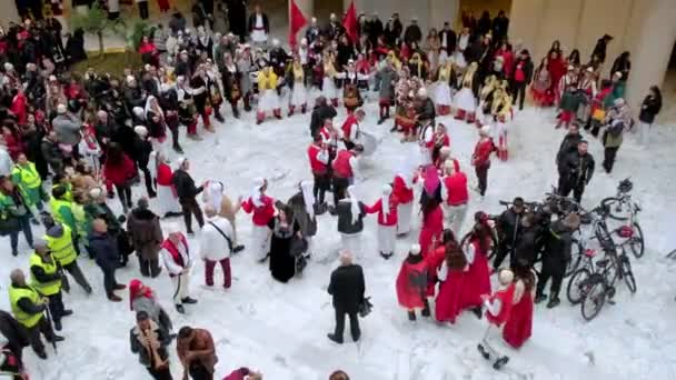アルバニアのティラナ 2023年11月28日 独立記念日の祝賀会でフォークダンスを行う伝統的な服装の学生の概観 — ストック動画