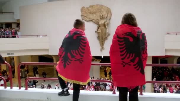 Tirana Albánie Listopadu 2023 Žena Zahalená Albánské Vlajce Stojí Před — Stock video