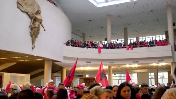 Tirana Albania Noviembre 2023 Danza Tradicional Albanesa Con Banderas Albanesas — Vídeo de stock