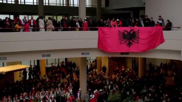 Tirana Albânia Novembro 2023 Multidões Celebram Dia Independência Palácio Madre — Vídeo de Stock