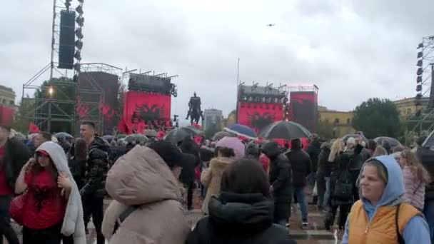 티라나 알바니아 2023년 11월 28일 스칸데르베그 광장에서 비오는 독립기념일에 비디오는 — 비디오