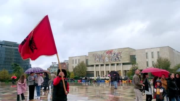 Tirana Albania November 2023 Video Showcasing Man Waving Albanian Flag — Stock Video