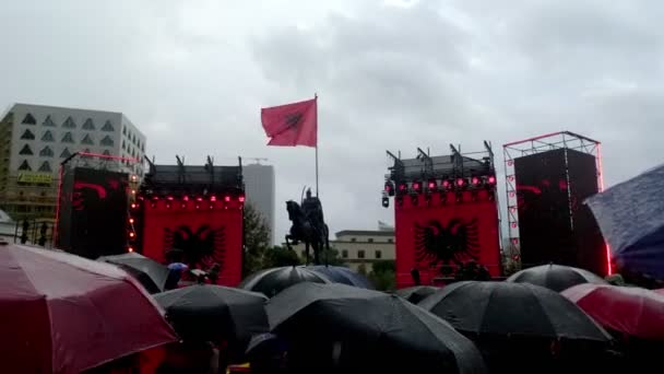 Tirana Albánie Listopadu 2023 Deštivém Dni Nezávislosti Náměstí Skanderbeg Zachycuje — Stock video