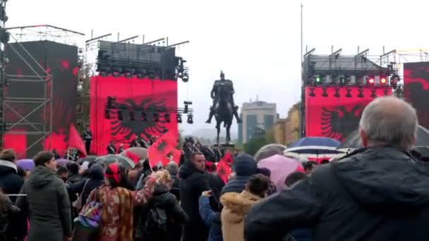 Τίρανα Αλβανία Νοεμβρίου 2023 Μια Βροχερή Ημέρα Ανεξαρτησίας Στην Πλατεία — Αρχείο Βίντεο