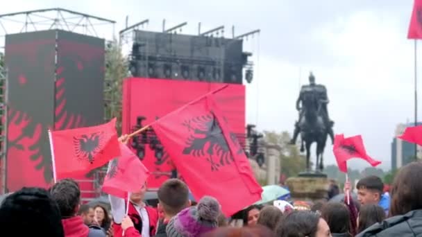 ティラナ アルバニア 2023年11月28日 スカンデルベグ広場の雨の日 ビデオは2つのアルバニアの旗で飾られたスカンデルベグ像の近くのステージをキャプチャし — ストック動画