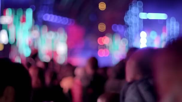 活気に満ちたティラナのコンサートで吹き飛ばされた瞬間 スカンデルベグ広場のライトの下で生きている群衆の精神 — ストック動画