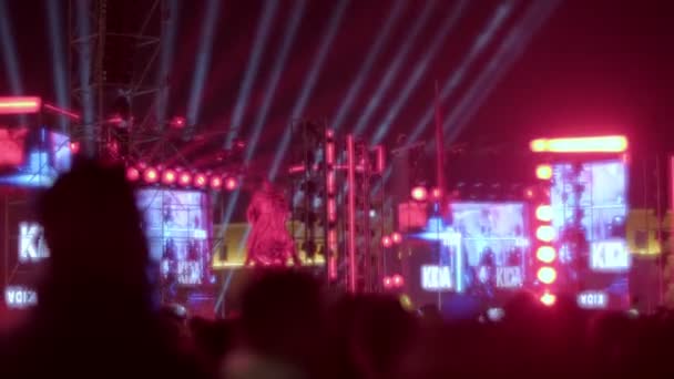 Tirana Albânia Novembro 2023 Multidão Desfocada Desfrutando Concerto Praça Skanderbeg — Vídeo de Stock