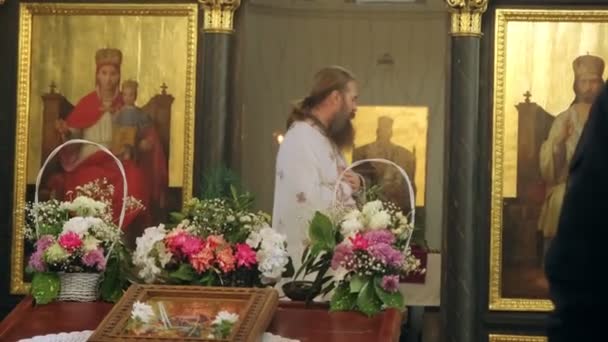 Belgrad Serbia Grudnia 2023 Czciciele Kapłan Podczas Niedzielnej Mszy Kościele — Wideo stockowe