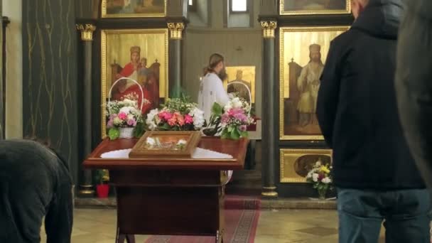 Belgrado Serbia Diciembre 2023 Adoradores Sacerdotes Durante Servicio Dominical Iglesia — Vídeo de stock