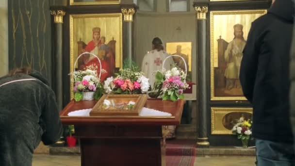 ベオグラード セルビア 2023年12月3日 聖マルタ ディミトリウス ソルンスキー教会で日曜礼拝中の礼拝者と司祭 静かなビデオで撮影 — ストック動画