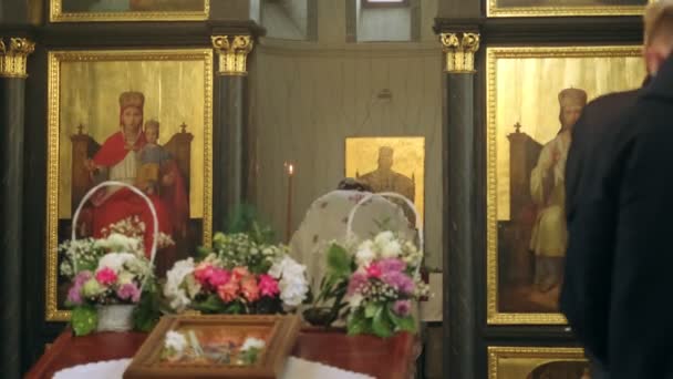 ベオグラード セルビア 2023年12月3日 聖マルタ ディミトリウス ソルンスキー教会で日曜礼拝中の礼拝者と司祭 静かなビデオで撮影 — ストック動画