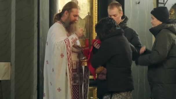 ベオグラード セルビア 12月3 2023 厳粛なビデオの瞬間で聖マルタ ディミトリウス ソルンスキー教会で聖体拝領を管理する司祭 — ストック動画