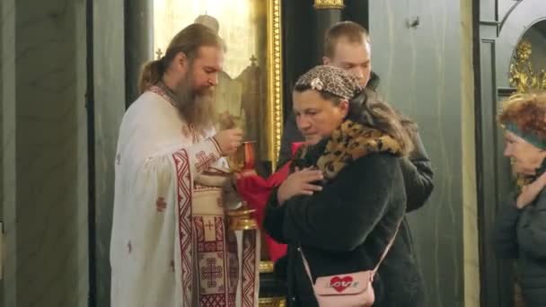 Βελιγράδι Σερβία Δεκεμβρίου 2023 Ιερέας Που Παραδίδει Θεία Κοινωνία Στην — Αρχείο Βίντεο