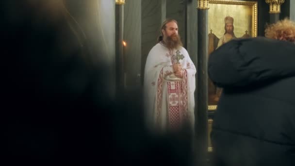 Βελιγράδι Σερβία Δεκεμβρίου 2023 Ιερέας Στην Εκκλησία Του Αγίου Μεγαλομάρτυρα — Αρχείο Βίντεο