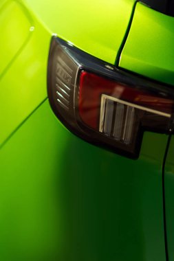 İzmir, Türkiye - 23 Aralık 2023: Profesyonel bir stüdyo, 2022 model Opel Mokka 'nın çarpıcı yeşil bir gölgede parlak bir tasarımı yakalayarak aracın arka ve yan profilini şeffaf bir arkaplanda öne çıkarıyor.