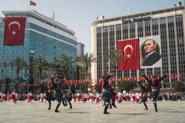 İzmir, Türkiye - 23 Nisan 2024: Geleneksel Zeybek kıyafeti giymiş çocuklar, Türk bayrakları ve Atatürk portresiyle Cumhuriyet Meydanı 'nda Milli Egemenlik ve Çocuk Günü için ikonik dansı yaptılar