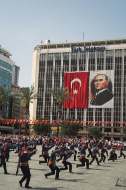 İzmir, Türkiye - 23 Nisan 2024: Geleneksel Zeybek kıyafeti giymiş çocuklar, Türk bayrakları ve Atatürk portresiyle Cumhuriyet Meydanı 'nda Milli Egemenlik ve Çocuk Günü için ikonik dansı yaptılar