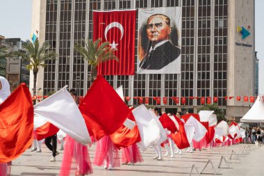 İzmir, Türkiye 23 Nisan 2024 Kırmızılı ve beyazlı çocukların Ulusal Egemenlik ve Çocuk Günü boyunca arkaplanı süsleyen Türk bayrakları ve Atatürk 'ün portresiyle yaptıkları neşeli dans.
