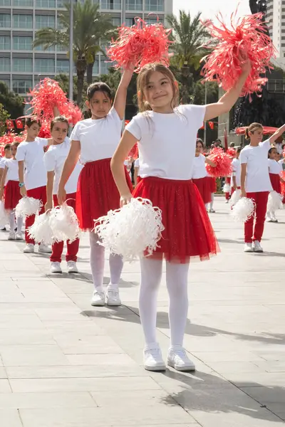 Izmir Turquia Abril 2024 Crianças Adornadas Com Trajes Vermelhos Brancos — Fotografia de Stock