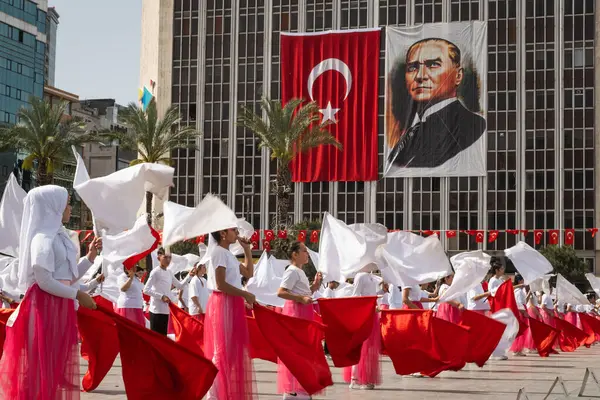 Izmir Turquia Abril 2024 Jovens Estudantes Vestidas Vermelho Branco Realizam — Fotografia de Stock
