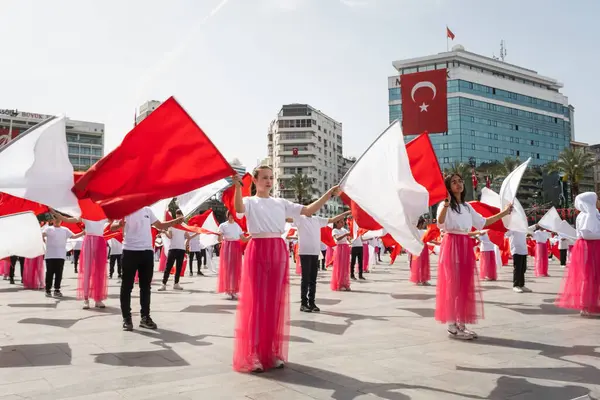 Izmir Turkiet April 2024 Unga Studenter Klädda Rött Och Vitt — Stockfoto