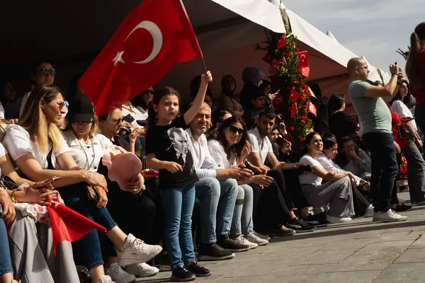 Izmir Turcja Kwietnia 2024 Widzowie Tureckimi Flagami Siedzący Placu Republiki Zdjęcia Stockowe bez tantiem